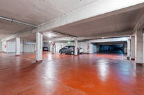 Ce spacieux appartement de 2 chambres, avec 2 terrasses, un garage ferm&eacute; et un emplacement de parking, est situ&eacute; au troisi&egrave;me &eacute;tage d'une copropri&eacute;t&eacute; bien entretenue.

AGENCEMENT :
Le hall d'entr&eacute;e m&egrave;ne &agrave; un s&eacute;jour lumineux avec espace salle &agrave; 
