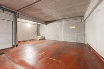 Ce spacieux appartement de 2 chambres, avec 2 terrasses, un garage ferm&eacute; et un emplacement de parking, est situ&eacute; au troisi&egrave;me &eacute;tage d'une copropri&eacute;t&eacute; bien entretenue.

AGENCEMENT :
Le hall d'entr&eacute;e m&egrave;ne &agrave; un s&eacute;jour lumineux avec espace salle &agrave; 