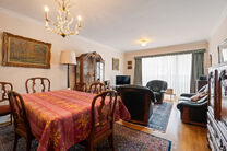 Ce spacieux appartement de 2 chambres, avec 2 terrasses, un garage ferm&eacute; et un emplacement de parking, est situ&eacute; au troisi&egrave;me &eacute;tage d'une copropri&eacute;t&eacute; bien entretenue.

AGENCEMENT :
Le hall d'entr&eacute;e m&egrave;ne &agrave; un s&eacute;jour lumineux avec espace salle &agrave; 