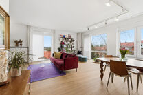 Cet appartement d&rsquo;angle lumineux et pr&ecirc;t &agrave; emm&eacute;nager, comprenant 2 chambres et 1 salle de bains, se situe au 3ᵉ &eacute;tage d&rsquo;une petite copropri&eacute;t&eacute;. Il b&eacute;n&eacute;ficie d&rsquo;une situation privil&eacute;gi&eacute;e &agrave; proximit&eacute; du Parc de Laeken, dans un quartier r