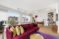 Cet appartement d&rsquo;angle lumineux et pr&ecirc;t &agrave; emm&eacute;nager, comprenant 2 chambres et 1 salle de bains, se situe au 3ᵉ &eacute;tage d&rsquo;une petite copropri&eacute;t&eacute;. Il b&eacute;n&eacute;ficie d&rsquo;une situation privil&eacute;gi&eacute;e &agrave; proximit&eacute; du Parc de Laeken, dans un quartier r