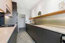 Cet appartement d&rsquo;angle lumineux et pr&ecirc;t &agrave; emm&eacute;nager, comprenant 2 chambres et 1 salle de bains, se situe au 3ᵉ &eacute;tage d&rsquo;une petite copropri&eacute;t&eacute;. Il b&eacute;n&eacute;ficie d&rsquo;une situation privil&eacute;gi&eacute;e &agrave; proximit&eacute; du Parc de Laeken, dans un quartier r