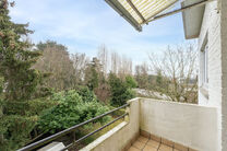 Cet appartement d&rsquo;angle lumineux et pr&ecirc;t &agrave; emm&eacute;nager, comprenant 2 chambres et 1 salle de bains, se situe au 3ᵉ &eacute;tage d&rsquo;une petite copropri&eacute;t&eacute;. Il b&eacute;n&eacute;ficie d&rsquo;une situation privil&eacute;gi&eacute;e &agrave; proximit&eacute; du Parc de Laeken, dans un quartier r