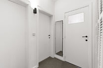 Cet appartement d&rsquo;angle lumineux et pr&ecirc;t &agrave; emm&eacute;nager, comprenant 2 chambres et 1 salle de bains, se situe au 3ᵉ &eacute;tage d&rsquo;une petite copropri&eacute;t&eacute;. Il b&eacute;n&eacute;ficie d&rsquo;une situation privil&eacute;gi&eacute;e &agrave; proximit&eacute; du Parc de Laeken, dans un quartier r