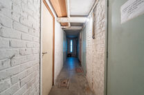 Cet appartement d&rsquo;angle lumineux et pr&ecirc;t &agrave; emm&eacute;nager, comprenant 2 chambres et 1 salle de bains, se situe au 3ᵉ &eacute;tage d&rsquo;une petite copropri&eacute;t&eacute;. Il b&eacute;n&eacute;ficie d&rsquo;une situation privil&eacute;gi&eacute;e &agrave; proximit&eacute; du Parc de Laeken, dans un quartier r