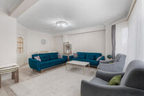 Cet appartement entièrement rénové avec goût et prêt à emménager, comprenant deux chambres, est situé au deuxième étage d’un immeuble bien entretenu, à une localisation particulièrement privilégiée, à distance de marche de Tour & Taxis et