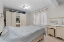 Cet appartement enti&egrave;rement r&eacute;nov&eacute; avec go&ucirc;t et pr&ecirc;t &agrave; emm&eacute;nager, comprenant deux chambres et terrasse, est situ&eacute; au deuxi&egrave;me &eacute;tage d&rsquo;un immeuble bien entretenu, &agrave; une localisation particuli&egrave;rement privil&eacute;gi&eacute;e, &agrave; distance de marche de Tou