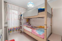 Cet appartement enti&egrave;rement r&eacute;nov&eacute; avec go&ucirc;t et pr&ecirc;t &agrave; emm&eacute;nager, comprenant deux chambres et terrasse, est situ&eacute; au deuxi&egrave;me &eacute;tage d&rsquo;un immeuble bien entretenu, &agrave; une localisation particuli&egrave;rement privil&eacute;gi&eacute;e, &agrave; distance de marche de Tou