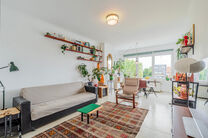 Cet appartement contemporain, entièrement prêt à emménager, avec deux chambres, est situé dans une petite copropriété à Strombeek-Bever.
Il dispose d’une terrasse orientée sud-est et de deux caves pratiques pour un espace de rangement suppléme