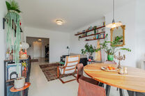 Cet appartement contemporain, entièrement prêt à emménager, avec deux chambres, est situé dans une petite copropriété à Strombeek-Bever.
Il dispose d’une terrasse orientée sud-est et de deux caves pratiques pour un espace de rangement suppléme