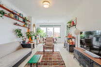 Cet appartement contemporain, entièrement prêt à emménager, avec deux chambres, est situé dans une petite copropriété à Strombeek-Bever.
Il dispose d’une terrasse orientée sud-est et de deux caves pratiques pour un espace de rangement suppléme