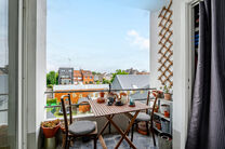 Cet appartement contemporain, entièrement prêt à emménager, avec deux chambres, est situé dans une petite copropriété à Strombeek-Bever.
Il dispose d’une terrasse orientée sud-est et de deux caves pratiques pour un espace de rangement suppléme