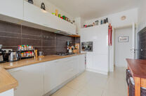Cet appartement contemporain, entièrement prêt à emménager, avec deux chambres, est situé dans une petite copropriété à Strombeek-Bever.
Il dispose d’une terrasse orientée sud-est et de deux caves pratiques pour un espace de rangement suppléme
