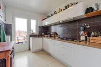 Cet appartement contemporain, entièrement prêt à emménager, avec deux chambres, est situé dans une petite copropriété à Strombeek-Bever.
Il dispose d’une terrasse orientée sud-est et de deux caves pratiques pour un espace de rangement suppléme