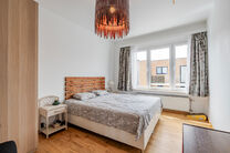Cet appartement contemporain, entièrement prêt à emménager, avec deux chambres, est situé dans une petite copropriété à Strombeek-Bever.
Il dispose d’une terrasse orientée sud-est et de deux caves pratiques pour un espace de rangement suppléme