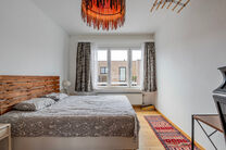 Cet appartement contemporain, entièrement prêt à emménager, avec deux chambres, est situé dans une petite copropriété à Strombeek-Bever.
Il dispose d’une terrasse orientée sud-est et de deux caves pratiques pour un espace de rangement suppléme