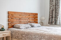 Cet appartement contemporain, entièrement prêt à emménager, avec deux chambres, est situé dans une petite copropriété à Strombeek-Bever.
Il dispose d’une terrasse orientée sud-est et de deux caves pratiques pour un espace de rangement suppléme