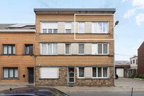 Cet appartement contemporain, entièrement prêt à emménager, avec deux chambres, est situé dans une petite copropriété à Strombeek-Bever.
Il dispose d’une terrasse orientée sud-est et de deux caves pratiques pour un espace de rangement suppléme