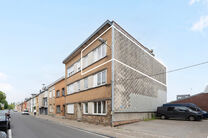 Cet appartement contemporain, entièrement prêt à emménager, avec deux chambres, est situé dans une petite copropriété à Strombeek-Bever.
Il dispose d’une terrasse orientée sud-est et de deux caves pratiques pour un espace de rangement suppléme