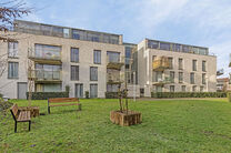 Cet appartement d’angle idéalement situé, avec deux chambres, deux salles de bains et deux terrasses orientées plein sud, se trouve dans un environnement verdoyant et calme, à l’arrière d’une résidence bien entretenue et à l’écart de la ru