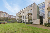 Cet appartement d’angle idéalement situé, avec deux chambres, deux salles de bains et deux terrasses orientées plein sud, se trouve dans un environnement verdoyant et calme, à l’arrière d’une résidence bien entretenue et à l’écart de la ru