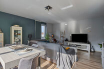 Cet appartement d’angle idéalement situé, avec deux chambres, deux salles de bains et deux terrasses orientées plein sud, se trouve dans un environnement verdoyant et calme, à l’arrière d’une résidence bien entretenue et à l’écart de la ru