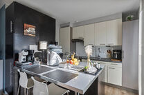 Cet appartement d’angle idéalement situé, avec deux chambres, deux salles de bains et deux terrasses orientées plein sud, se trouve dans un environnement verdoyant et calme, à l’arrière d’une résidence bien entretenue et à l’écart de la ru