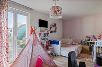Cet appartement d’angle idéalement situé, avec deux chambres, deux salles de bains et deux terrasses orientées plein sud, se trouve dans un environnement verdoyant et calme, à l’arrière d’une résidence bien entretenue et à l’écart de la ru