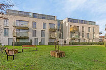 Cet appartement d’angle idéalement situé, avec deux chambres, deux salles de bains et deux terrasses orientées plein sud, se trouve dans un environnement verdoyant et calme, à l’arrière d’une résidence bien entretenue et à l’écart de la ru