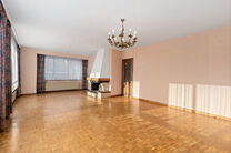 Ce lumineux appartement d&rsquo;angle avec 3 chambres et 2 salles de bains, garage et cave est situ&eacute; dans une petite copropri&eacute;t&eacute; de seulement 3 appartements.
Gr&acirc;ce &agrave; sa situation id&eacute;ale, le bien b&eacute;n&eacute;ficie d&rsquo;un acc&egrave;s ais&eacute; vers Bruxelles et le Ring 