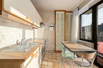 Ce lumineux appartement d&rsquo;angle avec 3 chambres et 2 salles de bains, garage et cave est situ&eacute; dans une petite copropri&eacute;t&eacute; de seulement 3 appartements.
Gr&acirc;ce &agrave; sa situation id&eacute;ale, le bien b&eacute;n&eacute;ficie d&rsquo;un acc&egrave;s ais&eacute; vers Bruxelles et le Ring 