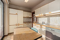 Ce lumineux appartement d&rsquo;angle avec 3 chambres et 2 salles de bains, garage et cave est situ&eacute; dans une petite copropri&eacute;t&eacute; de seulement 3 appartements.
Gr&acirc;ce &agrave; sa situation id&eacute;ale, le bien b&eacute;n&eacute;ficie d&rsquo;un acc&egrave;s ais&eacute; vers Bruxelles et le Ring 