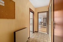 Ce lumineux appartement d&rsquo;angle avec 3 chambres et 2 salles de bains, garage et cave est situ&eacute; dans une petite copropri&eacute;t&eacute; de seulement 3 appartements.
Gr&acirc;ce &agrave; sa situation id&eacute;ale, le bien b&eacute;n&eacute;ficie d&rsquo;un acc&egrave;s ais&eacute; vers Bruxelles et le Ring 