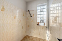 Ce lumineux appartement d&rsquo;angle avec 3 chambres et 2 salles de bains, garage et cave est situ&eacute; dans une petite copropri&eacute;t&eacute; de seulement 3 appartements.
Gr&acirc;ce &agrave; sa situation id&eacute;ale, le bien b&eacute;n&eacute;ficie d&rsquo;un acc&egrave;s ais&eacute; vers Bruxelles et le Ring 