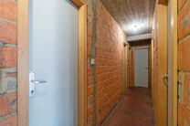 Ce lumineux appartement d&rsquo;angle avec 3 chambres et 2 salles de bains, garage et cave est situ&eacute; dans une petite copropri&eacute;t&eacute; de seulement 3 appartements.
Gr&acirc;ce &agrave; sa situation id&eacute;ale, le bien b&eacute;n&eacute;ficie d&rsquo;un acc&egrave;s ais&eacute; vers Bruxelles et le Ring 