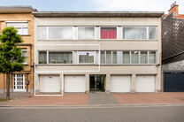 Cet appartement deux chambres avec garage et jardin est situé au premier étage d’une petite copropriété de 6 appartements, en plein centre de Zaventem.

AGENCEMENT
En entrant dans l'appartement, on accède au hall d’entrée qui mène à un séjour