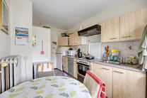 Cet appartement deux chambres avec garage et jardin est situé au premier étage d’une petite copropriété de 6 appartements, en plein centre de Zaventem.

AGENCEMENT
En entrant dans l'appartement, on accède au hall d’entrée qui mène à un séjour