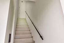 Dit prachtig gerenoveerde duplex appartement met 4 slaapkamers en 2 badkamers is gelegen in een rustige en landelijke omgeving.
Het appartement maakt deel uit van een kleinschalige mede-eigendom met slechts twee appartementen.

Het biedt u comfort, stijl 