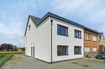 Dit prachtig gerenoveerde duplex appartement met 4 slaapkamers en 2 badkamers is gelegen in een rustige en landelijke omgeving.
Het appartement maakt deel uit van een kleinschalige mede-eigendom met slechts twee appartementen.

Het biedt u comfort, stijl 