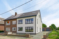 Dit prachtig gerenoveerde duplex appartement met 4 slaapkamers en 2 badkamers is gelegen in een rustige en landelijke omgeving.
Het appartement maakt deel uit van een kleinschalige mede-eigendom met slechts twee appartementen.

Het biedt u comfort, stijl 