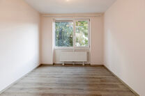 Ontdek dit prachtig totaal gerenoveerde 1-slaapkamerappartement, gelegen op een rustige en toch centrale locatie.
Gelegen op de eerste verdieping, weg van de drukte van de straat, biedt dit appartement een perfecte balans tussen sereniteit en toegankelijk