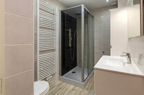 Ontdek dit prachtig totaal gerenoveerde 1-slaapkamerappartement, gelegen op een rustige en toch centrale locatie.
Gelegen op de eerste verdieping, weg van de drukte van de straat, biedt dit appartement een perfecte balans tussen sereniteit en toegankelijk