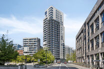 Dit ruime appartement met 3 slaapkamers, 2 badkamers, 2 terrassen, een kelderruimte en een ondergrondse autostaanplaats bevindt zich op de 7de verdieping van de prestigieuze Residentie BELVIEW, in het hart van de Europese wijk.
Dankzij de hoekligging en d