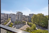 Dit ruime appartement met 3 slaapkamers, 2 badkamers, 2 terrassen, een kelderruimte en een ondergrondse autostaanplaats bevindt zich op de 7de verdieping van de prestigieuze Residentie BELVIEW, in het hart van de Europese wijk.
Dankzij de hoekligging en d