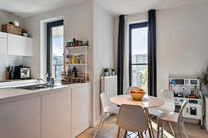 Dit ruime appartement met 3 slaapkamers, 2 badkamers, 2 terrassen, een kelderruimte en een ondergrondse autostaanplaats bevindt zich op de 7de verdieping van de prestigieuze Residentie BELVIEW, in het hart van de Europese wijk.
Dankzij de hoekligging en d
