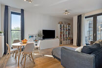 Dit ruime appartement met 3 slaapkamers, 2 badkamers, 2 terrassen, een kelderruimte en een ondergrondse autostaanplaats bevindt zich op de 7de verdieping van de prestigieuze Residentie BELVIEW, in het hart van de Europese wijk.
Dankzij de hoekligging en d