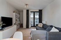 Dit ruime appartement met 3 slaapkamers, 2 badkamers, 2 terrassen, een kelderruimte en een ondergrondse autostaanplaats bevindt zich op de 7de verdieping van de prestigieuze Residentie BELVIEW, in het hart van de Europese wijk.
Dankzij de hoekligging en d