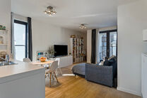 Dit ruime appartement met 3 slaapkamers, 2 badkamers, 2 terrassen, een kelderruimte en een ondergrondse autostaanplaats bevindt zich op de 7de verdieping van de prestigieuze Residentie BELVIEW, in het hart van de Europese wijk.
Dankzij de hoekligging en d