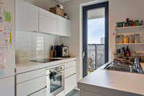 Dit ruime appartement met 3 slaapkamers, 2 badkamers, 2 terrassen, een kelderruimte en een ondergrondse autostaanplaats bevindt zich op de 7de verdieping van de prestigieuze Residentie BELVIEW, in het hart van de Europese wijk.
Dankzij de hoekligging en d