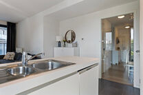 Dit ruime appartement met 3 slaapkamers, 2 badkamers, 2 terrassen, een kelderruimte en een ondergrondse autostaanplaats bevindt zich op de 7de verdieping van de prestigieuze Residentie BELVIEW, in het hart van de Europese wijk.
Dankzij de hoekligging en d